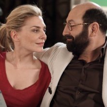 Supercondriaco - Ridere fa bene alla salute: Kad Merad con la 'moglie' Judith El Zein in una scena