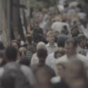 The Man of the Crowd: Paulo André cammina tra la folla in una scena del film