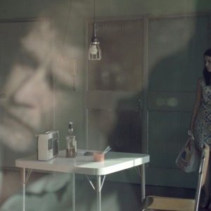 The Man of the Crowd: Paulo André (in trasparenza) e Silvia Lourenço in una scena del film