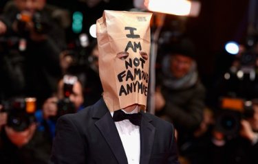 The Nymphomaniac part 1: Shia LaBeouf sul red carpet di Berlino 2014 con un sacchetto di carta sulla testa