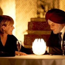Vijay and I: Patricia Arquette in una scena del film a cena con Moritz Bleibtreu in versione indiana