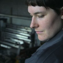 Joy of Man's Desiring: un primo piano della lavoratrice che apre il film