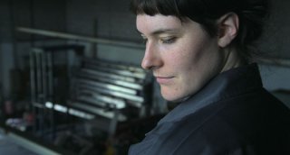 Joy of Man's Desiring: un primo piano della lavoratrice che apre il film