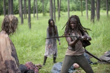 The Walking Dead: Danai Gurira in lotta con gli Erranti, nell'episodio Smarriti