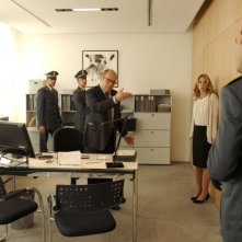 Sotto una buona stella: Carlo Verdone nel suo ufficio parla con gli ufficiali della Guardia di Finanza