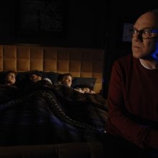 Sotto una buona stella: Carlo Verdone protegge la sua famiglia da un pitone in fuga in una scena del film