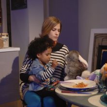 Sotto una buona stella: Tea Falco con la sua bambina in una scena del film