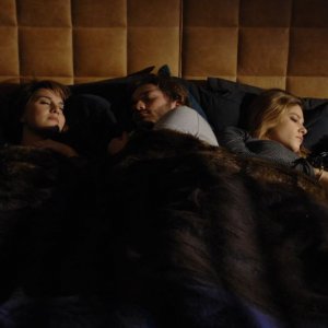 Sotto una buona stella: Tea Falco con Paola Cortellesi e Lorenzo Richelmy in una tenera scena del film