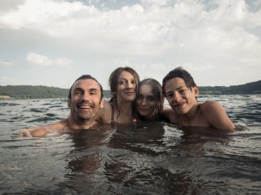 Noi 4: Fabrizio Gifuni, Ksenija Rappoport, Lucrezia Guidone e Francesco Bracci in una foto promozionale