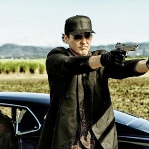 Drive Hard: John Cusack sfodera le pistole sotto lo sguardo di Thomas Jane