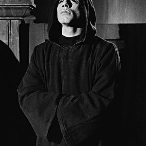 John Travolta nell'horror Il Maligno del 1975.