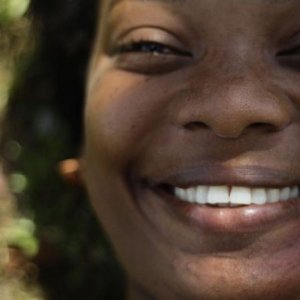 Chocò: Karent Hinestroza sorride in una scena del film