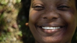Chocò: Karent Hinestroza sorride in una scena del film