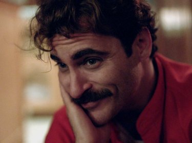 Lei: Joaquin Phoenix nei panni di Theodore in un momento del film