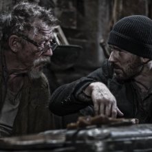 Snowpiercer: Chris Evans insieme a John Hurt in un momento del film