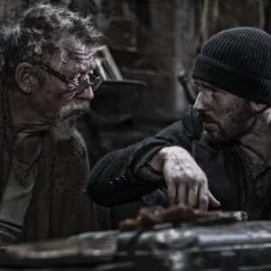Snowpiercer: Chris Evans insieme a John Hurt in un momento del film