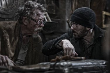 Snowpiercer: Chris Evans insieme a John Hurt in un momento del film