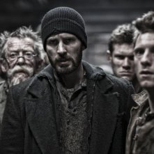 Snowpiercer: Chris Evans, John Hurt e Jamie Bell in una scena del film