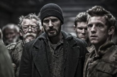 Snowpiercer: Chris Evans, John Hurt e Jamie Bell in una scena del film