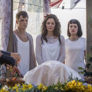 Star-Crossed: Susan Walters, Brina Palencia, Matt Lanter, Chelsea Gilligan nell'episodio These Violent Delights Have Violent Ends
