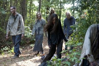 The Walking Dead: un'orda di Erranti nell'episodio Detenuti