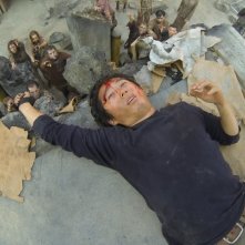 The Walking Dead: un risveglio pericoloso per Steven Yeun nell'episodio Detenuti