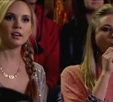 Allie Gonino e Meaghan Jette Martin in una scena di Geography Club.