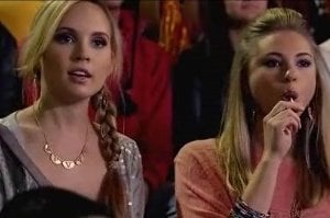 Allie Gonino e Meaghan Jette Martin in una scena di Geography Club.