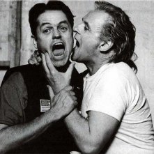 Jonathan Demme scherza con Anthony Hopkins sul set de Il silenzio degli innocenti