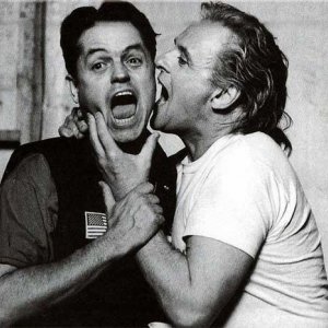 Jonathan Demme scherza con Anthony Hopkins sul set de Il silenzio degli innocenti