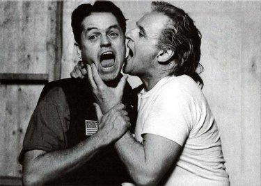 Jonathan Demme scherza con Anthony Hopkins sul set de Il silenzio degli innocenti