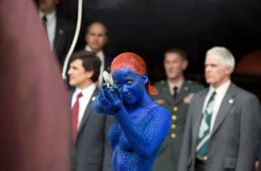 X-Men: Giorni di un futuro passato: Jennifer Lawrence in versione Mystica con la pistola in pugno