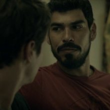 Looking: Jonathan Groff (di spalle) con Raul Castillo nell'episodio Looking for the Future (prima stagione)