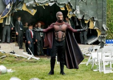 X-Men: Giorni di un futuro passato: Michael Fassbender con il costume di Magneto di fronte alla folla