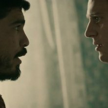 Raúl Castillo e Jonathan Groff in 'Looking in the Mirror' episodio della prima stagione di Looking