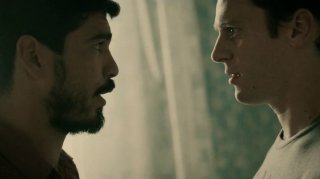 Raúl Castillo e Jonathan Groff in 'Looking in the Mirror' episodio della prima stagione di Looking