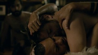 T.J. Linnard con O.T. Fagbenle in 'Looking in the Mirror' episodio della prima stagione di Looking