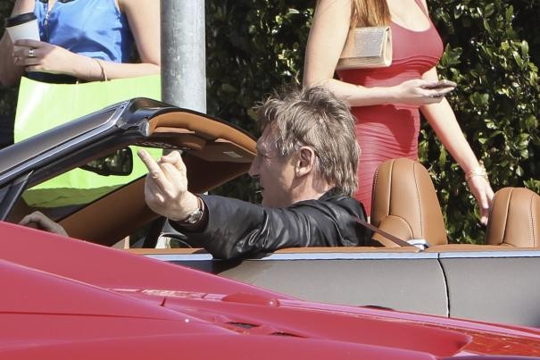 Entourage The Movie Liam Neeson Fa Un Gestaccio Dalla Sua Auto 300033