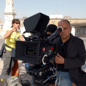 Allacciate le cinture: Il regista Ferzan Ozpetek sul set durante le riprese