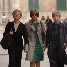 Allacciate le cinture: Kasia Smutniak con Carla Signoris e Elena Sofia Ricci in una scena del film