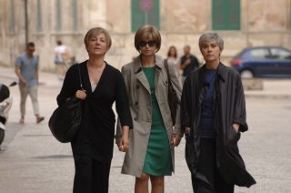 Allacciate le cinture: Kasia Smutniak con Carla Signoris e Elena Sofia Ricci in una scena del film