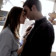 Allacciate le cinture: Kasia Smutniak in una tenera scena del film con Francesco Arca