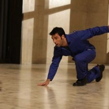 La mossa del pinguino: Edoardo Leo in azione in una scena del film diretto da Claudio Amendola