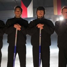 La mossa del pinguino: i quattro aspiranti atleti olimpici di curling in una scena del film