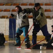 La mossa del pinguino: i quattro del curling si allenano sulla pista in una scena del film