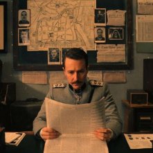 The Grand Budapest Hotel: Edward Norton legge il giornale