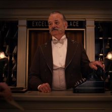 The Grand Budapest Hotel: il concierge Bill Murray al telefono