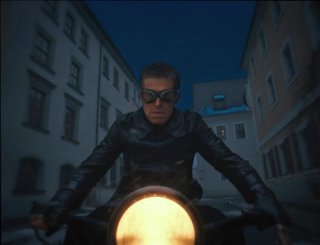 The Grand Budapest Hotel: il minaccioso Willem Dafoe in motocicletta