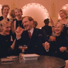The Grand Budapest Hotel: Ralph Fiennes circondato da signore benestanti