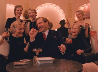 The Grand Budapest Hotel: Ralph Fiennes circondato da signore benestanti